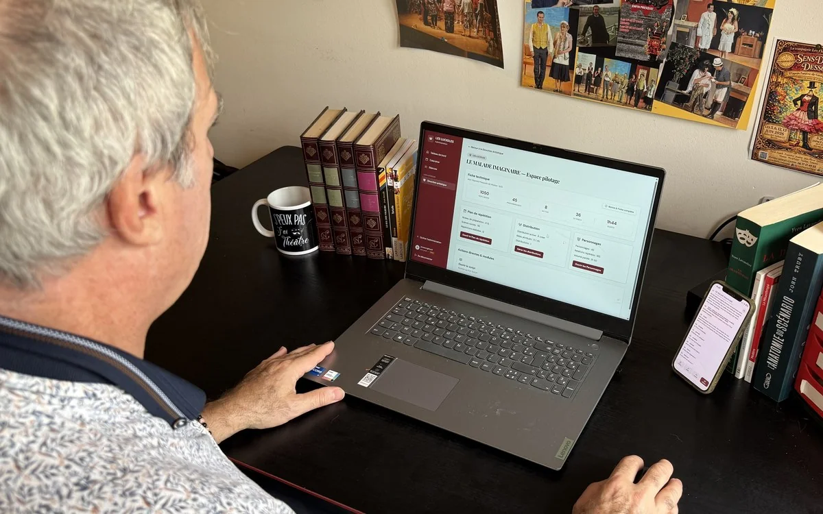 Metteur en scène au bureau avec REPETO — Franck
