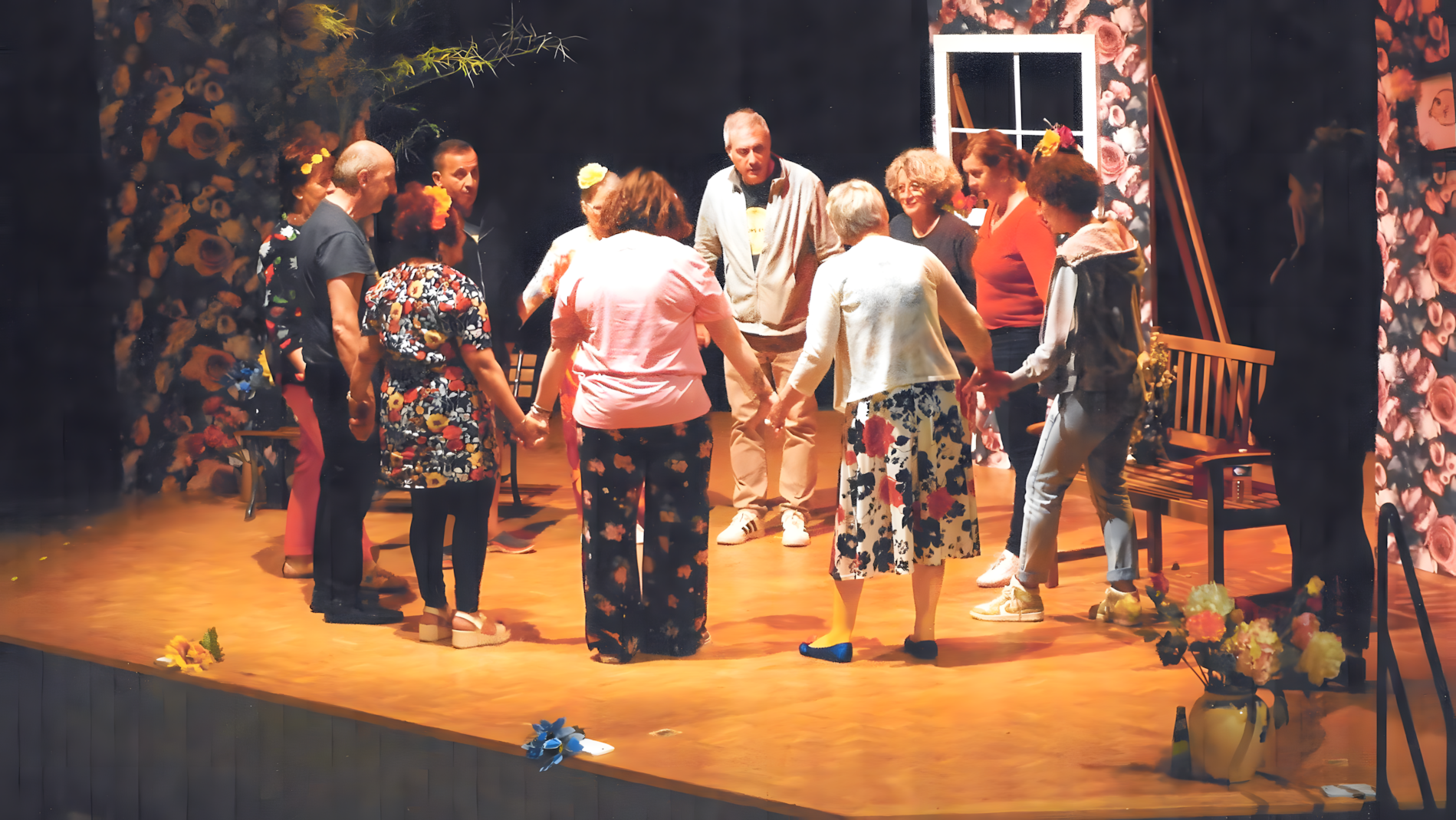 Troupe en répétition collective sur un plateau de théâtre — Ronde FET